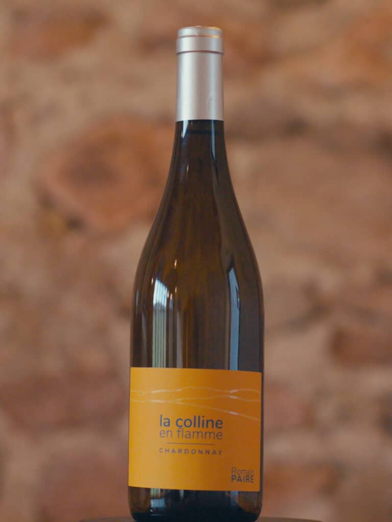 Visuel illustrant la cuvée " La colline en flamme Blanc" . Un 100% Chardonnay en VDF Blanc de Romain Paire du domaine des Pothiers
