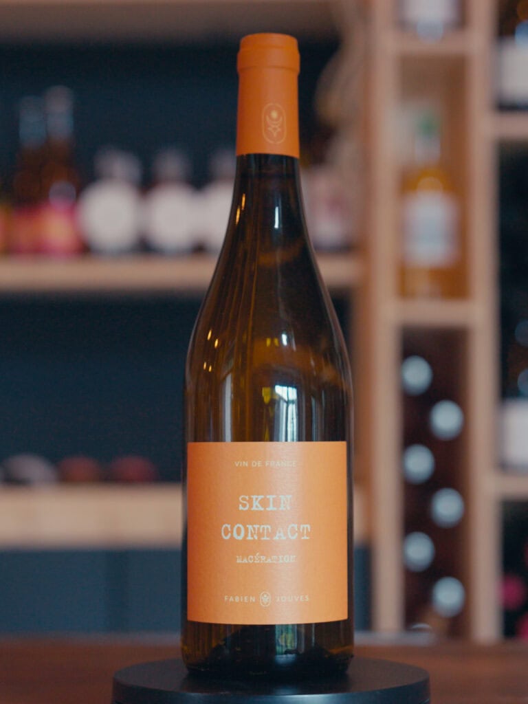 Visuel illustrant la cuvée Skin Contact de Fabien Jouves du Mas Del Périé. Un vin orange avec un assemblage de'ugny blanc, de petit et gros Manseng et du Muscat d'Alexandrie.