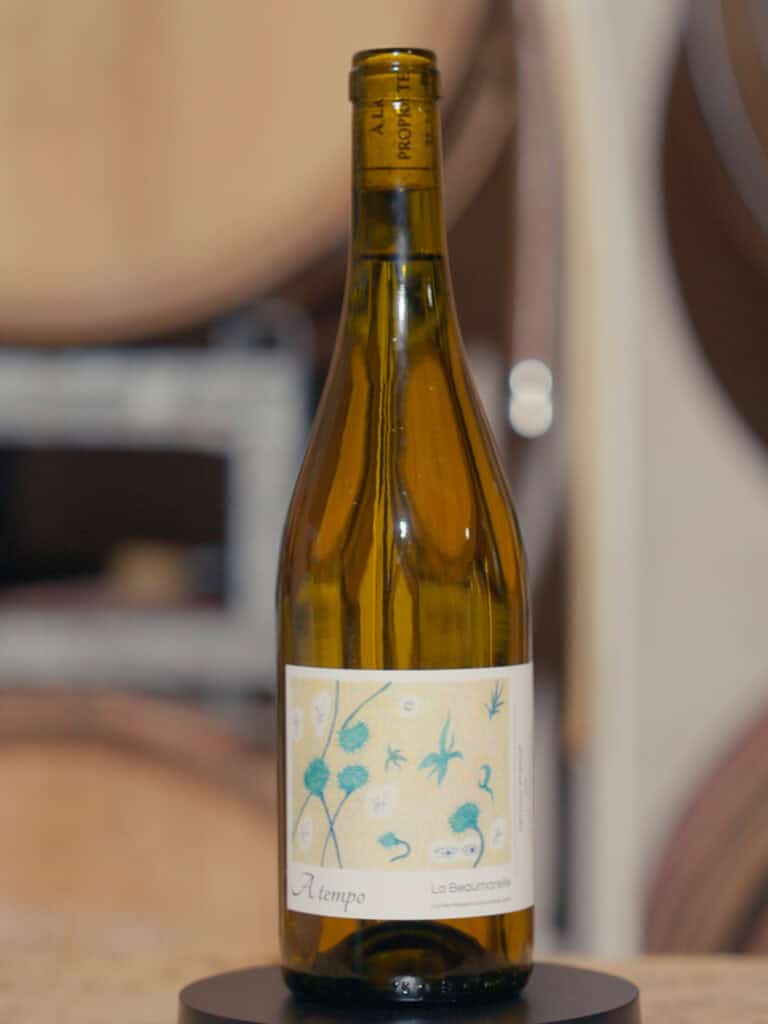 visuel illustrant la cuvée A Tempo (IGP Pys d'Hérault) du domaine La Beaumarelle, en 100 % noir. Un magnifique Blanc de noir tranquille!
