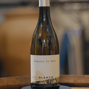 visuel illustrant la cuvée Amo Blanco du domaine Le Novi, Un assemblage facétieux de Clairette Pointue, de Vermentinu et de Grenache Blanc. En AOP Luberon