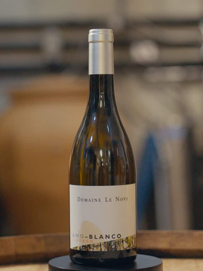visuel illustrant la cuvée Amo Blanco du domaine Le Novi, Un assemblage facétieux de Clairette Pointue, de Vermentinu et de Grenache Blanc. En AOP Luberon