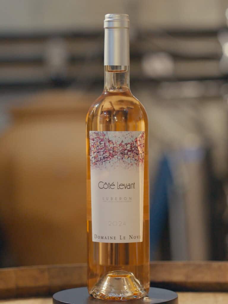 visuel illustrant la cuvée du Domaine Le Novi, nommée: Côté Levant. Un rosé en AOP Luberon, en assemblage de :Grenache Noire, la Syrah, de Cinsault et de Vermentinu