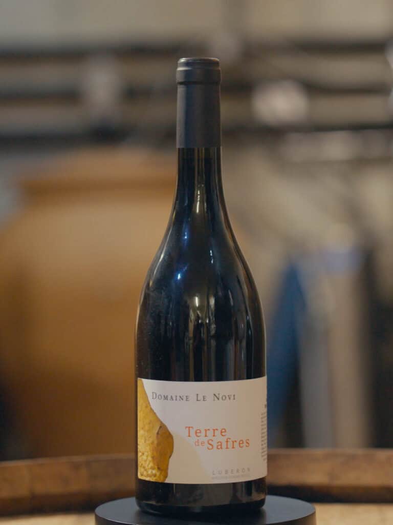 visuel illustrant la cuvée: Terre de SAFRES, du domaine Le Novi. Un AOP Luberon en assemblage de : Grenache, Cinsault et de Syrah