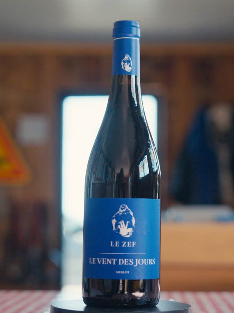 Visuel illustrant la cuvée ZEF, du domaine le Vent des Jours de Laurent Marre. Un 100% Merlot en VDF rouge